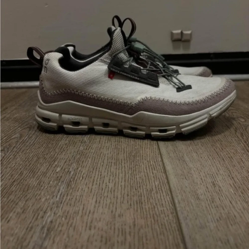 On cloud away ice/moss Wo's Sz 7,5 On Running